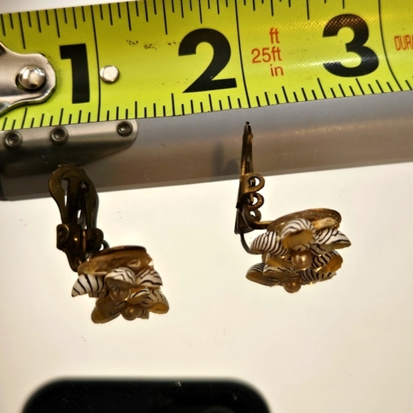 Vintage 40s Shell and Pearl Clip On Earrings - Picture 3 of 5